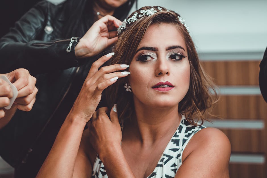 Bride in São Paulo getting ready with elegant makeup and headpiece.